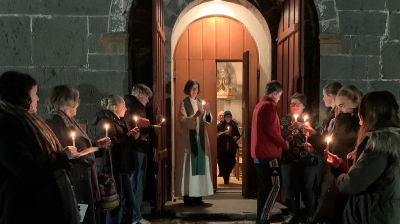 Kyndelsmessen er også en lysfest og i 2023 ble messen avsluttet med at alle gikk ut med tente lys. Kyndelsmesse kommer av det norrøne ordet kyndill, (eng. candel) som betyr fakkel eller lys. (Foto: Kari Røken Alm).