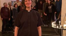 Sokneprest Therese Wagle Bazard ledet kveldsbønn i Mariakirken under olsok i fjor sommer. (Foto: Jane Dahl Sogn).