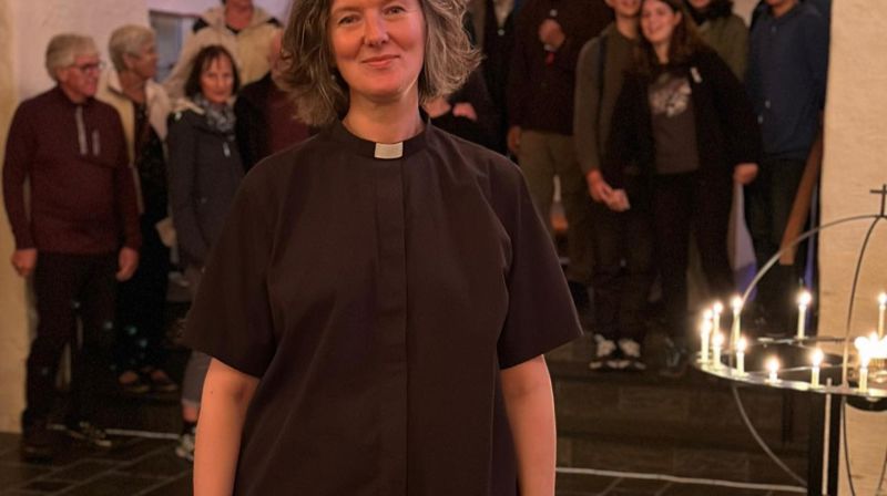 Sokneprest Therese Wagle Bazard ledet kveldsbønn i Mariakirken under olsok i fjor sommer. (Foto: Jane Dahl Sogn).