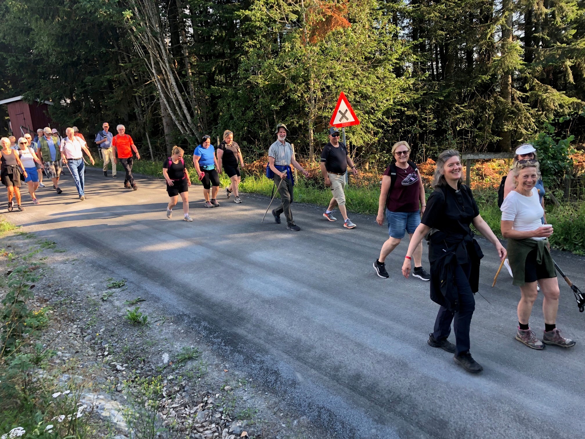 I fjor var det bra oppslutning om vandringen som gikk fra Lunner kirke, over Granåsen til Granavollen i nydelig kveldssol. Foto: Åge Lindahl. 