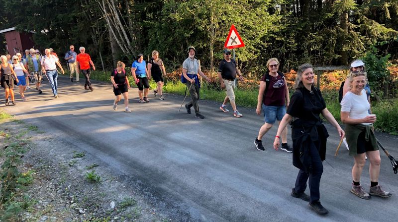 I fjor var det bra oppslutning om vandringen som gikk fra Lunner kirke, over Granåsen til Granavollen i nydelig kveldssol. Foto: Åge Lindahl.