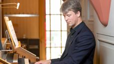 Søndag 20. juli er det klart for orgelkonsert med en meget dyktig musiker; Paul Wilmot spiller på Ahrend-orgelet i Sommerkonserter 2025 i Mariakirken (fotorettigheter; Paul Wilmot).