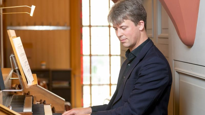 Søndag 20. juli er det klart for orgelkonsert med en meget dyktig musiker; Paul Wilmot spiller på Ahrend-orgelet i Sommerkonserter 2025 i Mariakirken (fotorettigheter; Paul Wilmot).