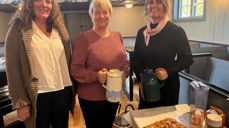 Det er mange frivillige i Kirken i Gran. Her er tre av dem på Diakoniets dag i Nes kirke høsten 2023. Fra venstre Bente Mari Nymoen, Inger Grete Bålerud Grimsbø og Pernille Alm, frivillige gjennom en årrekke. Foto: Anne-May Lervik.