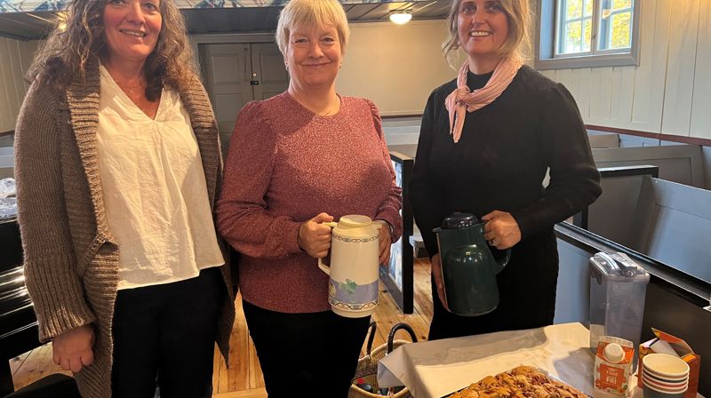 Det er mange frivillige i Kirken i Gran. Her er tre av dem på Diakoniets dag i Nes kirke høsten 2023. Fra venstre Bente Mari Nymoen, Inger Grete Bålerud Grimsbø og Pernille Alm, frivillige gjennom en årrekke. Foto: Anne-May Lervik.