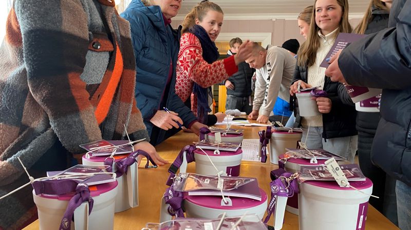 Fasteaksjonen i 2023 med utdeling av bøsser i kommunehuset i Tingelstad. Konfirmantene er snart klare til innsats med bøsser! Foto: Kirken i Gran.