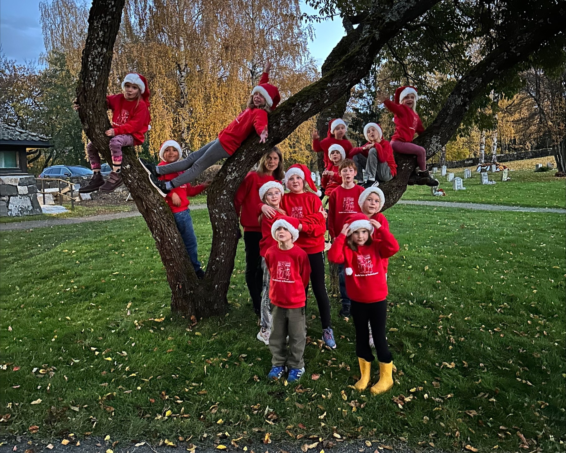 Brandbu Barnekantori har pyntet seg til jul sammen med korleder Marit Wesenberg. Foto: Hans J. Kvåle 2025. 