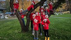 Brandbu Barnekantori har pyntet seg til jul sammen med korleder Marit Wesenberg. Foto: Hans J. Kvåle 2025.