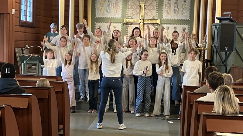 Gran Soul Children sang under gudstjeneste i Ål kirke, høsten 2024. Foto: Kjersti H. Tysland.