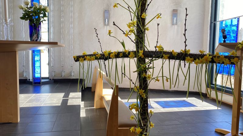 I Barnas påskefest i Grymyr kirke i fjor, ble påskeliljer festet på korset, som symbol på Jesu oppstandelse (foto: Inger Stensrud Haug/Kirken i Gran).