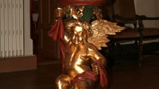 Døpefonten i Tingelstad kirke, med den flott utskårne engelen på foten, kommer opprinnelig fra stavkirka på Grinaker som ble tatt ut av bruk i 1866. Foto: Kirken i Gran.