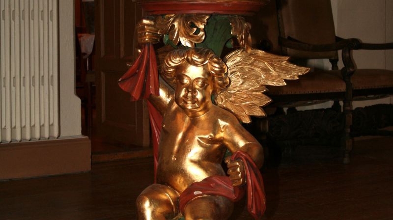 Døpefonten i Tingelstad kirke, med den flott utskårne engelen på foten, kommer opprinnelig fra stavkirka på Grinaker som ble tatt ut av bruk i 1866. Foto: Kirken i Gran.