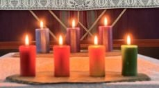 Regnbuelys foran altertavlen i Nes kirke. Foto: Eli-Kristin Sjøli Ulsund.