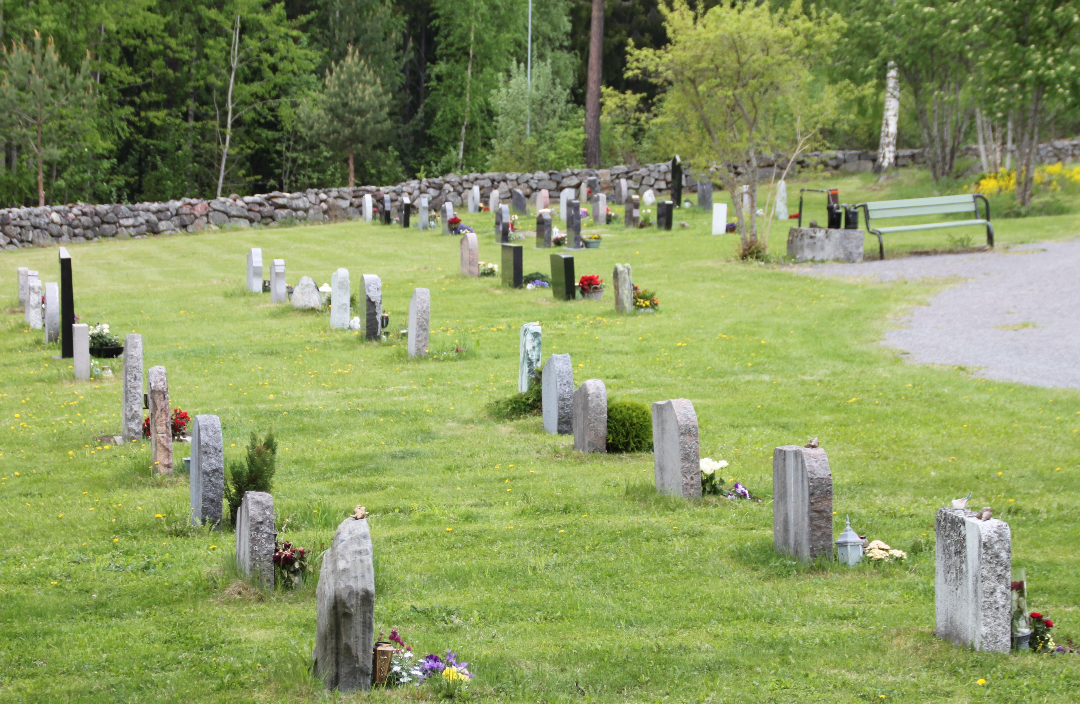 Moen kirkegård med sommerblomster (foto: Inger S. Haug)
