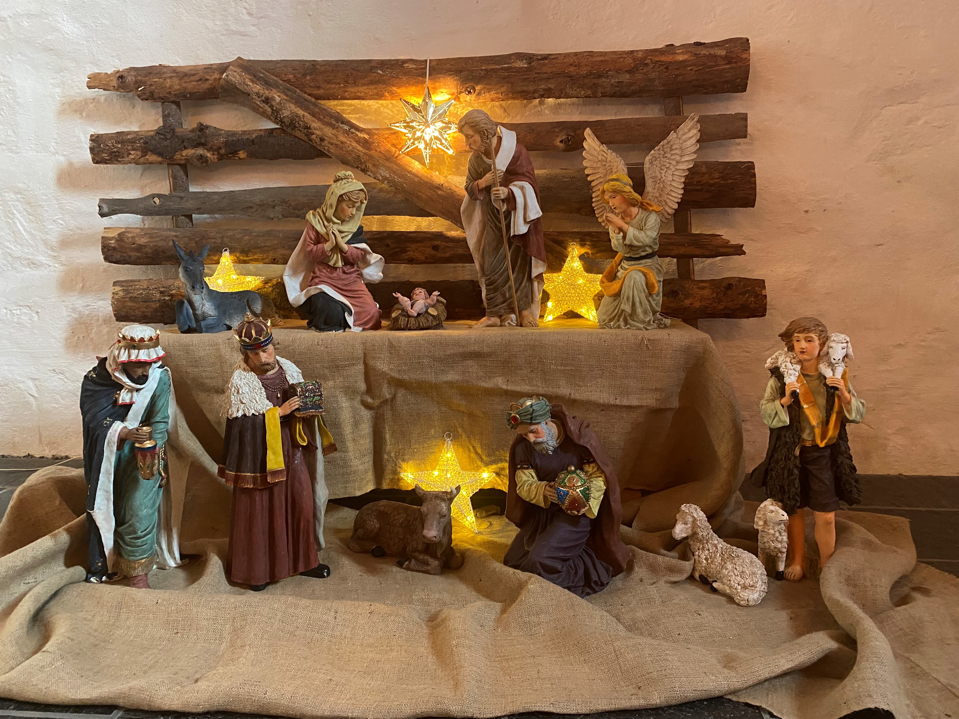 Den store julekrybben i Søsterkirkene, her oppsatt i Mariakirken. (Foto: Kirken i Gran). 