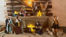 Den store julekrybben i Søsterkirkene, her oppsatt i Mariakirken. (Foto: Kirken i Gran).