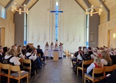 Konfirmasjonsdagen er festdag for konfirmanten, for foreldre og foresatte. Her fra konfirmasjonen i Grymyr kirke i fjor. Foto: Jan Myrvold. 