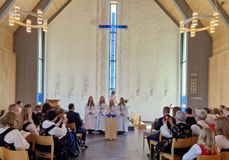 Konfirmasjon i Grymyr kirke med konfirmanter, prest Therese Wagle Bazard og festkledde gjester. Foto: Jan Myrvold. 