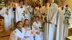 Konfirmantene får ofte overrakt en rose under konfirmasjonsgudstjenesten. Her er fjorårets konfirmanter i Nikolaikirken sammen med roser og sokneprest Therese Wagle Bazard (foto Kari Røken Alm).