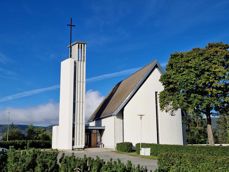 Grymyr kirke i strålende septembervær (foto: Jan Myrvold 2023). 