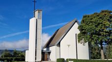 Grymyr kirke fra 2003 ligger nydelig til med utsikt til Randsfjorden (foto: Jan Myrvold 2023).