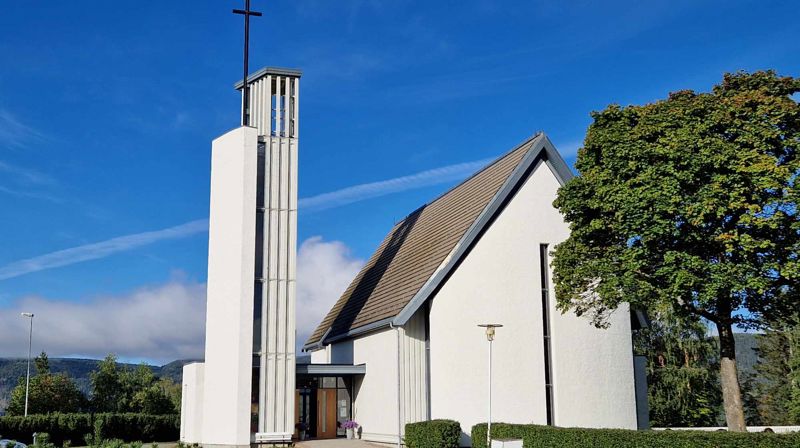 Grymyr kirke fra 2003 ligger nydelig til med utsikt til Randsfjorden (foto: Jan Myrvold 2023).