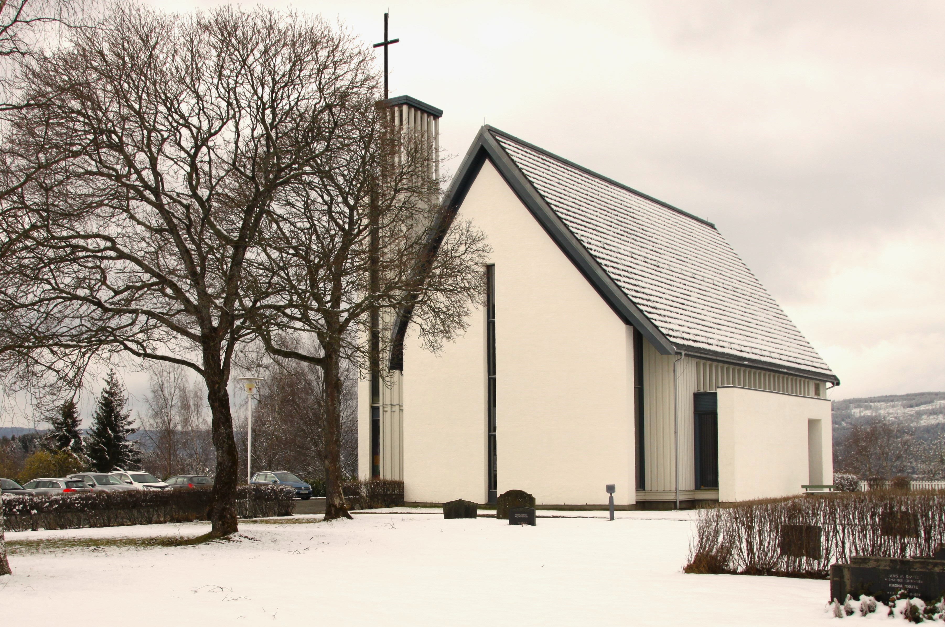 Et vårbilde med åpen kirke i Sørum kirke. Foto: Ruth Kari Sørumshagen 2021.