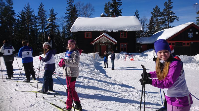 Granerud gamle skole på Fjorda i strålende sol, og mange til start på skirennet rett etter gudstjenesten et tidligere år (foto: Marit M. Myrengen).
