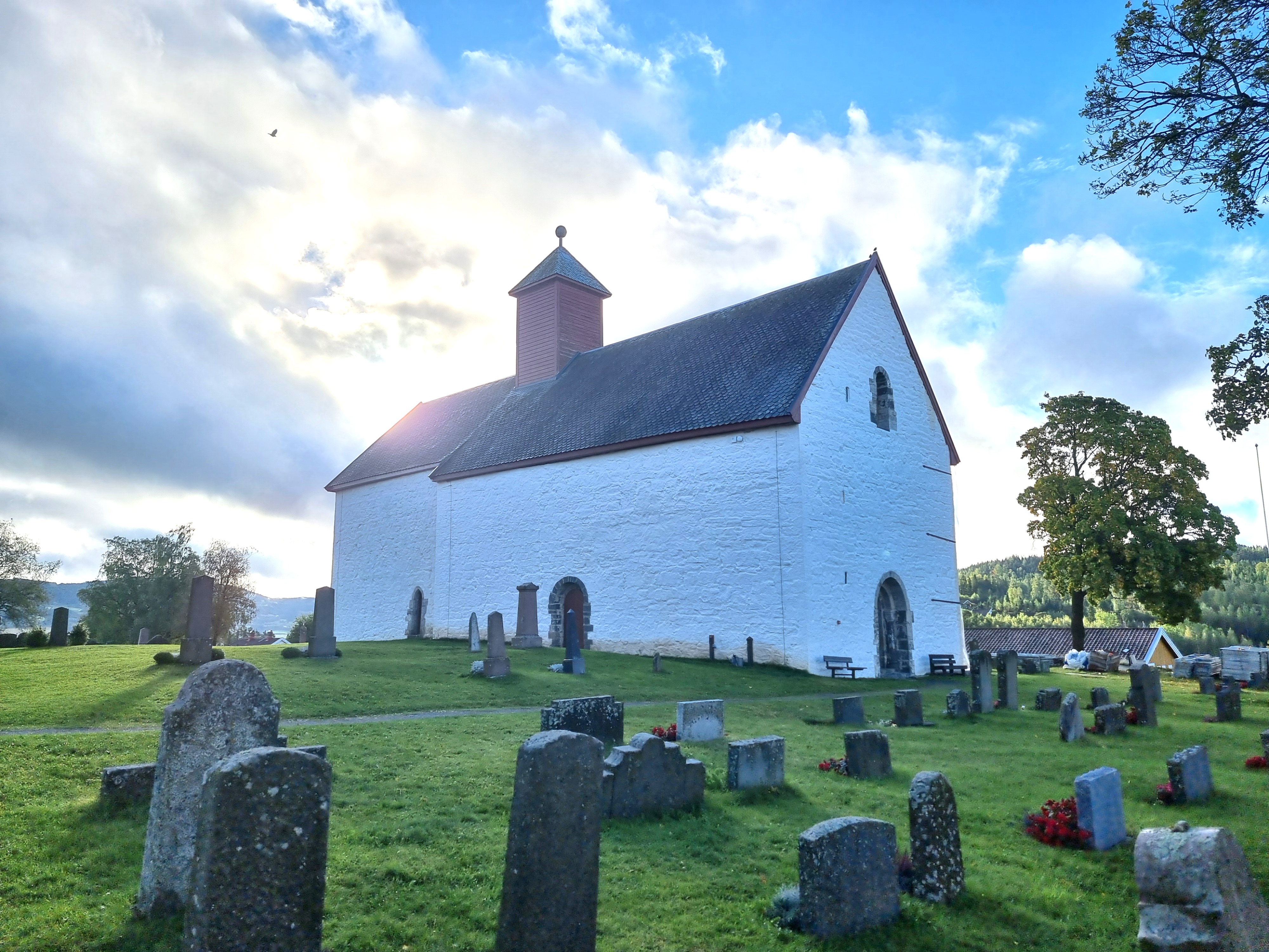 Mariakirken på sitt flotteste en sommerdag og med nykalkede vegger. Foto: Ole-Jakob Dyrnes, Kirken i Gran 2025.