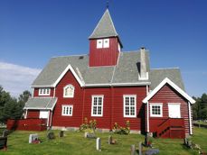 Sommeren 2022 var Moen kirke nymalt og ekstra pent ble det med konfirmantenes solsikker i solveggen. På søndag blir et nytt konfirmantkull presentert (foto: Knut Bøe). 