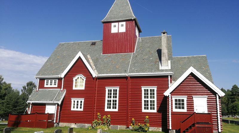 Moen kirke nymalt og i flott sommervær. (Foto: Knut Bøe).