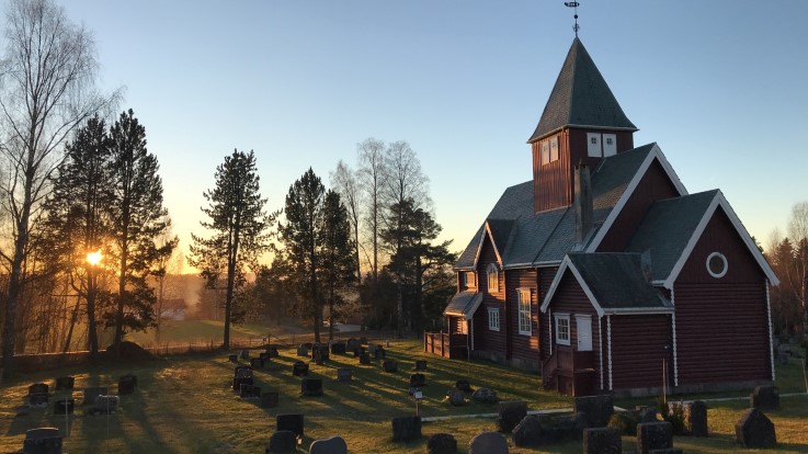 Novembersola ligger lavt og lyser opp Moen kirke.  Foto: Margrethe Nilsen. 