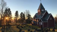 Moen kirke i høstsola. (Foto: Margrethe Nilsen). 