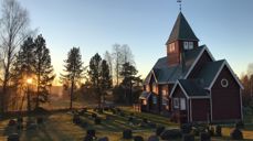 Novembersola ligger lavt og lyser opp Moen kirke. Foto: Margrethe Nilsen.