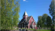 Moen kirke på sitt flotteste en maidag. Foto: Knut Bøe.