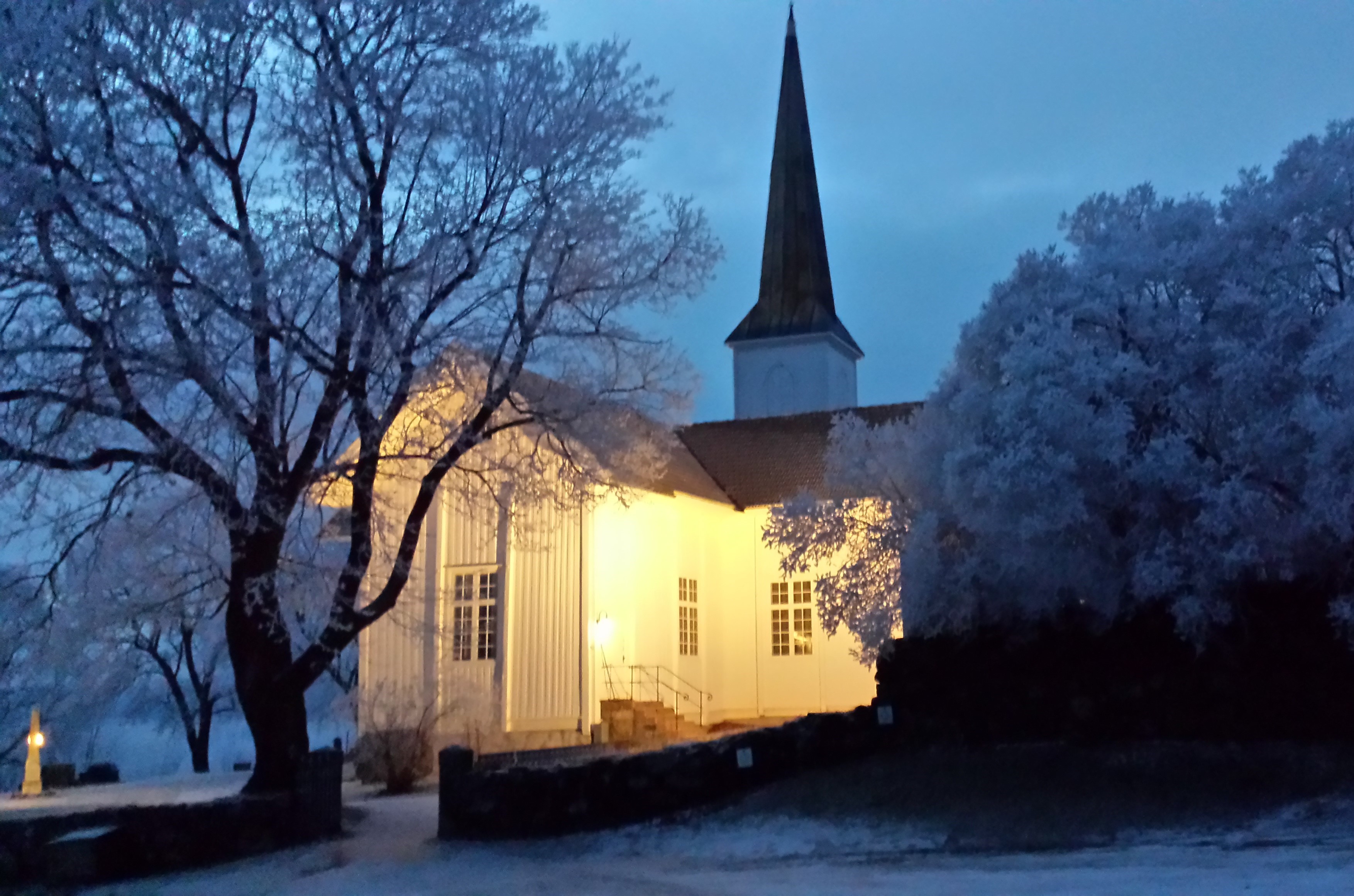 Nes kirke er vakker en vinterkveld med rimfrost. Foto: Dagfinn Magnus. 