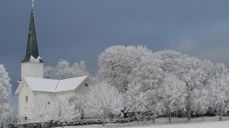 Nes kirke i vinterdrakt. Foto: Knut Sterud, 2021.