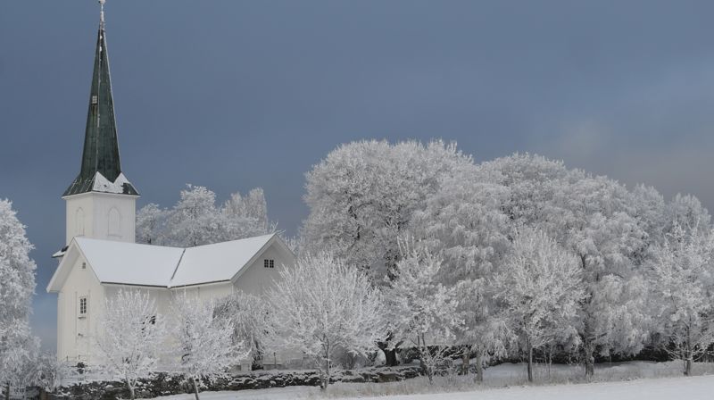 Nes kirke i vinterdrakt. Foto: Knut Sterud, 2021.