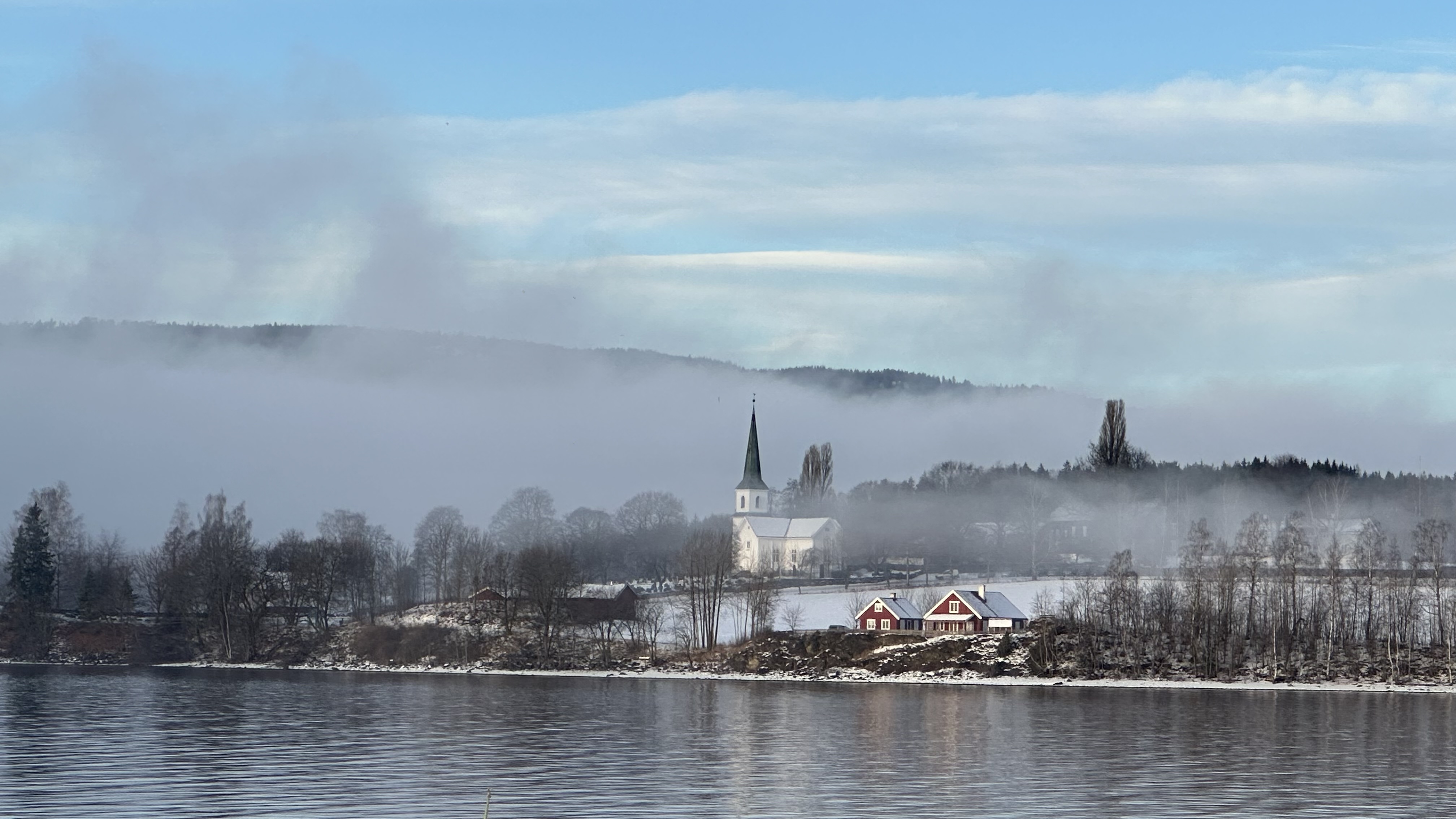 Nes kirke sett fra Røykenvika tidlig morgen (foto Bjørn Anders Ulsund).