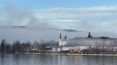 Nes kirke sett fra Røykenvika tidlig morgen (foto Bjørn Anders Ulsund).