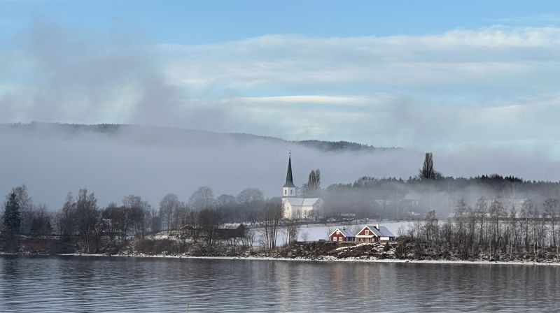 Nes kirke sett fra Røykenvika tidlig morgen (foto Bjørn Anders Ulsund).