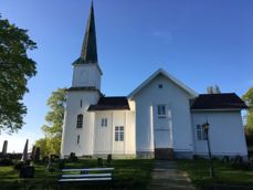 Søndag er det både gudstjeneste og menighetens årsmøte i Nes kirke. Foto: Kirken i Gran. 