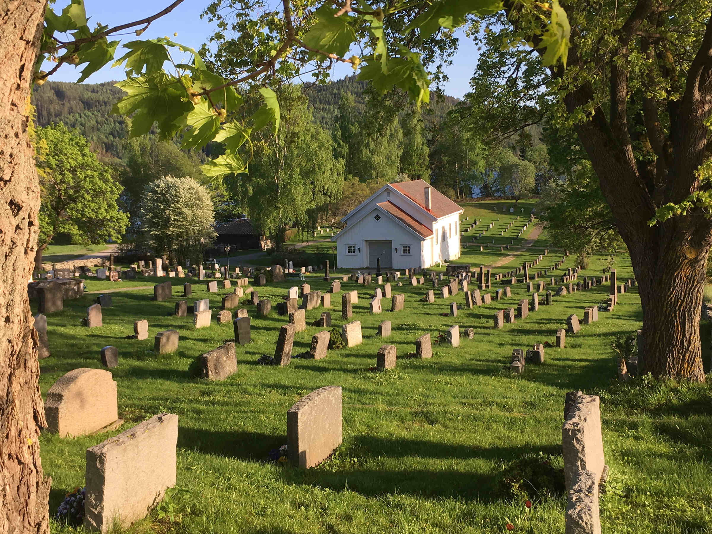 Nes kirkegård og kirkestue (foto: Inger S. Haug)