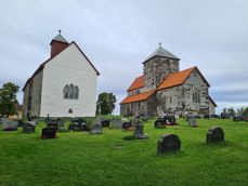 Søsterkirkene etter hvitkalkingen av østveggen av Mariakirken 2021. Foto: Ole-Jakob Dyrnes.