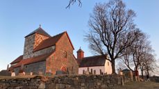 Søsterkirkene med Nikolaikirken og Mariakirken. To praktbygg bygd på 1100-tallet, med Mariakirken som den eldste. Nikolaikirken er hovedkirke. Siste etappe med restaurering av Mariakirken skjer denne våren, og hun gjenoppstår som hvitkalket og med ny kalkpuss. (Foto: Therese Wagle Bazard).