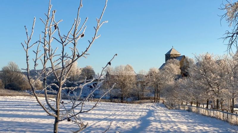 Vi tenner fire lys i kveld og lar dem brenne ned, - for lengsel, glede, håp og fred, men mest allikevel for fred på denne lille jord, hvor menneskene bor. (4. vers av adventsdiktet til Inger Hagerup). På bildet ser vi Nikolaikirken fra Pilgutua (foto: Therese Wagle Bazard).