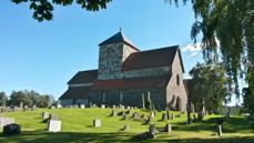 Nikolaikirken på Granavollen i flott sommervær (foto: Jon Skeie). 