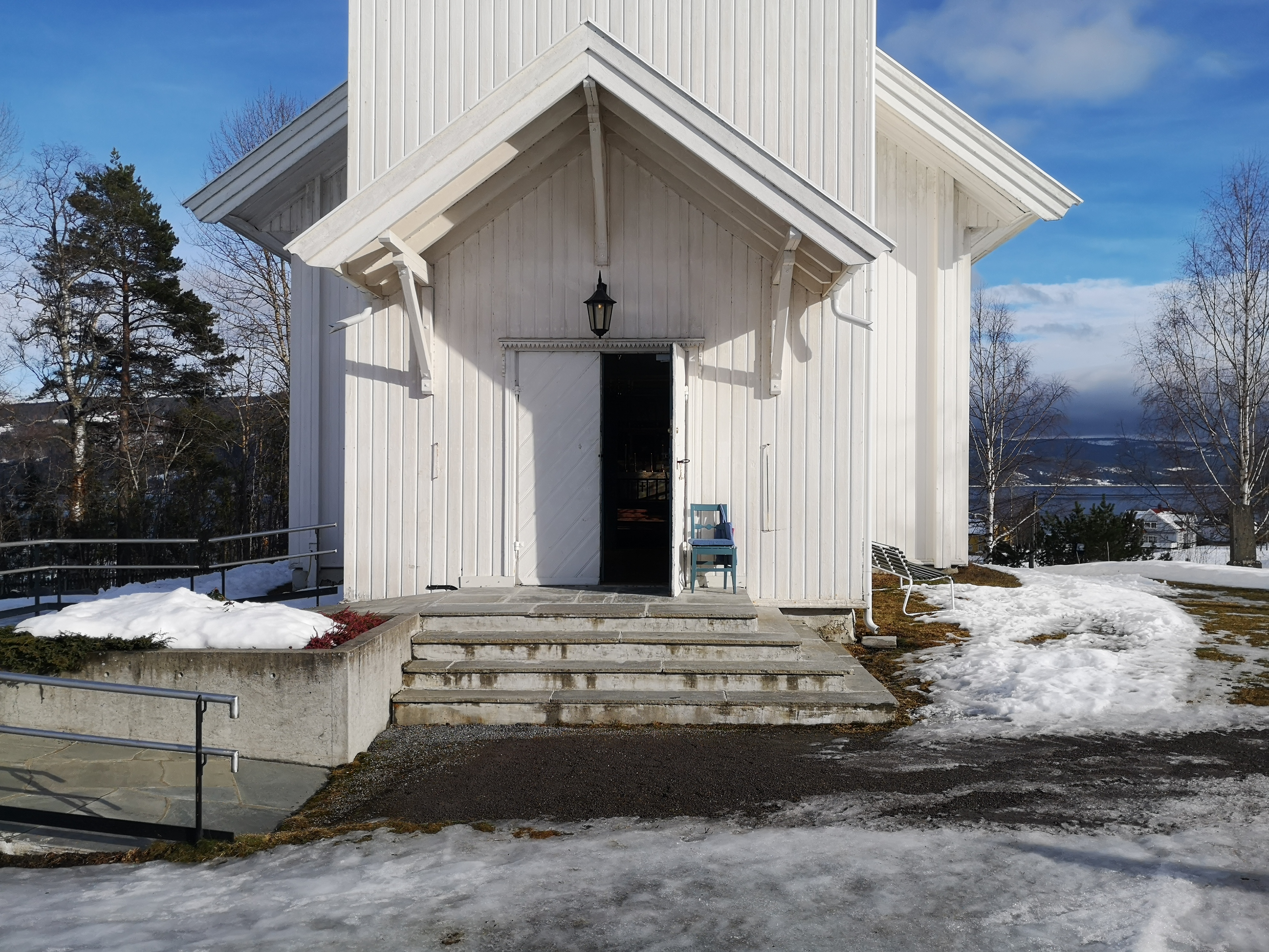 Et vårbilde med åpen kirke i Sørum kirke. Foto: Ruth Kari Sørumshagen 2021.