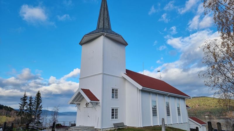 Sørum kirke i flott oktobervær. Foto: Ole-Jakob Dyrnes, Kirken i Gran 2024.