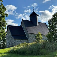 St. Petri - Gamle Tingelstad kirke i sommerprakt 2023. (Foto: Jane Dahl Sogn). 